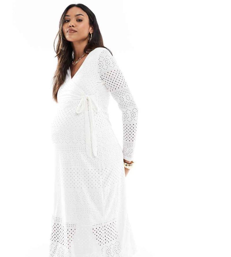 Mamalicious Maternity - Mittellanges Jersey-Wickelkleid in Weiß mit Lochstickerei von Mama.licious