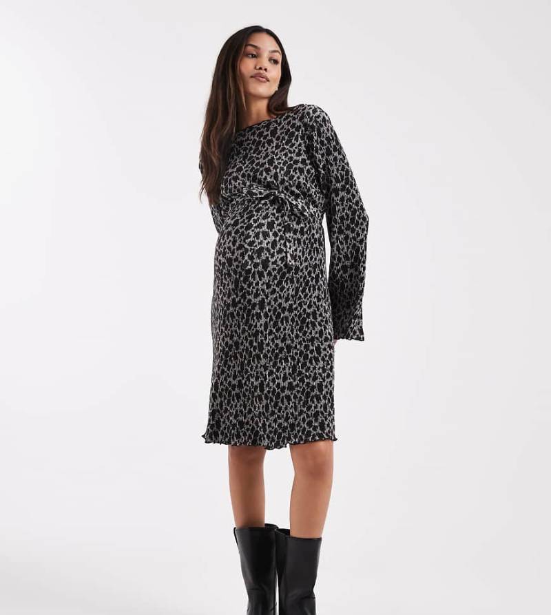 Mamalicious Maternity - Plissee-Minikleid in Grau mit Bindegürtel und Leopardenmuster-Schwarz von Mama.licious