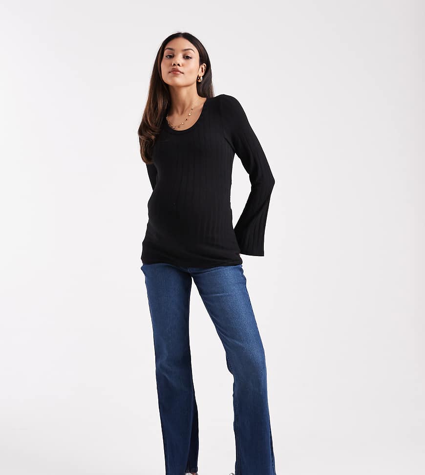 Mamalicious Maternity - Schlag-Jeans mit weichem Überbauchbund und Waschung in dunklem Mittelblau Mamalicious Maternity - Schlag-Jeans mit weichem Überbauchbund und Waschung in dunklem Mittelblau von Mama.licious