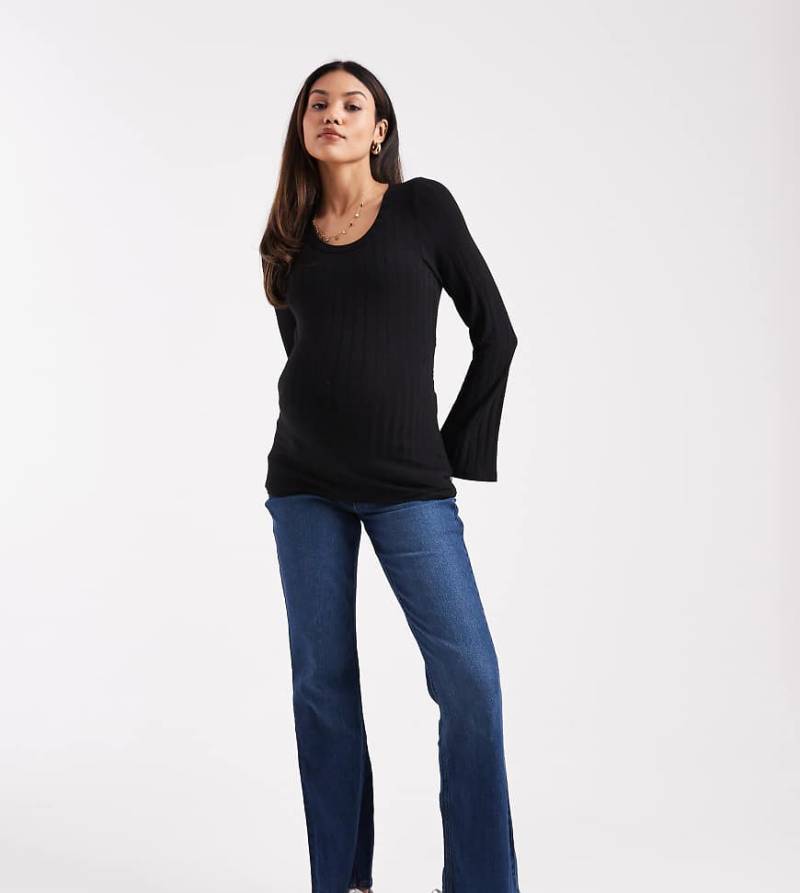 Mamalicious Maternity - Schlag-Jeans mit weichem Überbauchbund und Waschung in dunklem Mittelblau von Mama.licious