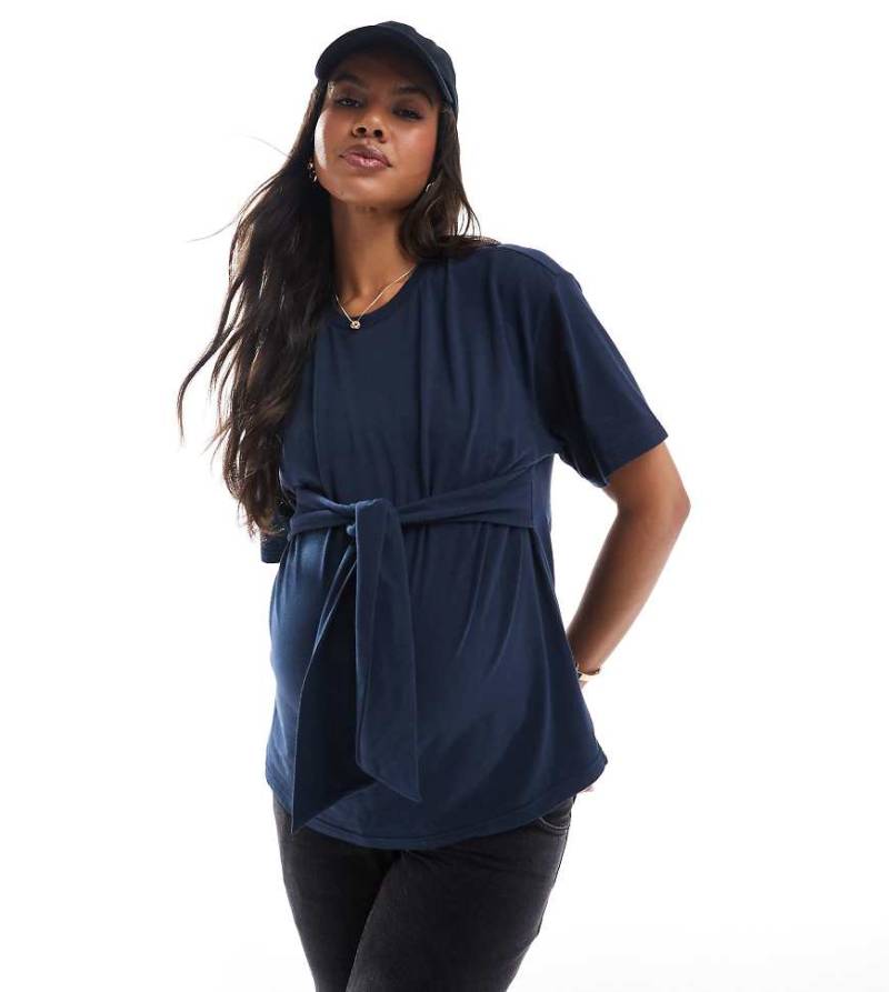 Mamalicious Maternity - T-Shirt in Marineblau mit gebundener Vorderseite, Umstandsmode von Mama.licious