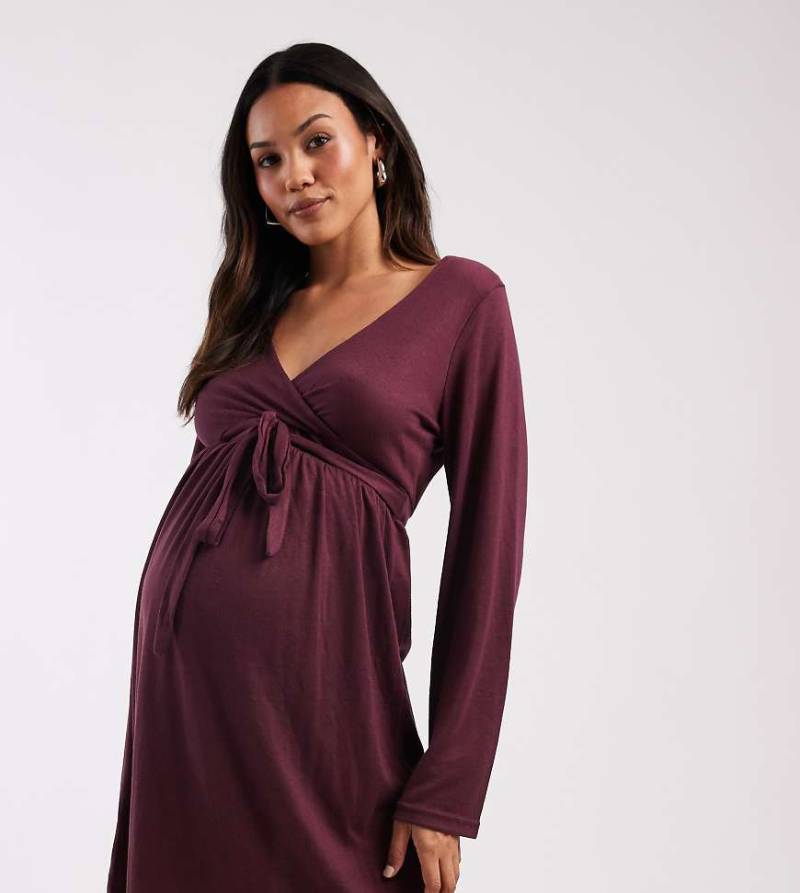 Mamalicious Maternity - Weiches Jersey-Kleid in Burgunderrot mit stillfreundlichem Wickeldetail von Mama.licious