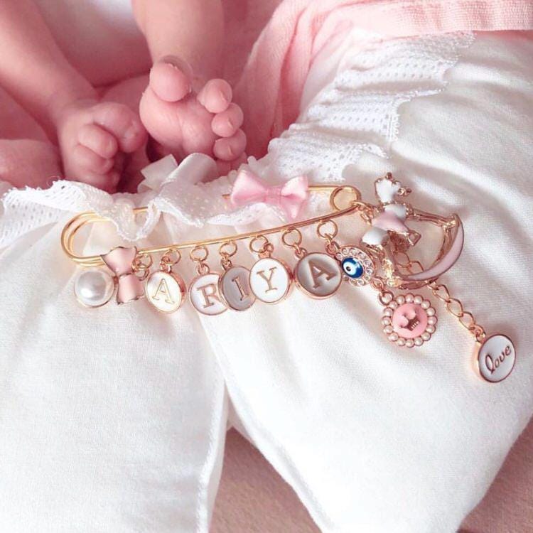 Anstecknadel Mit 10 Charms, Kinderwagen Pin, Baby Brosche, Mädchen, Junge, Babyshower, Zur Geburt, Personalisiertes Geschenk von MamaDoBlessings