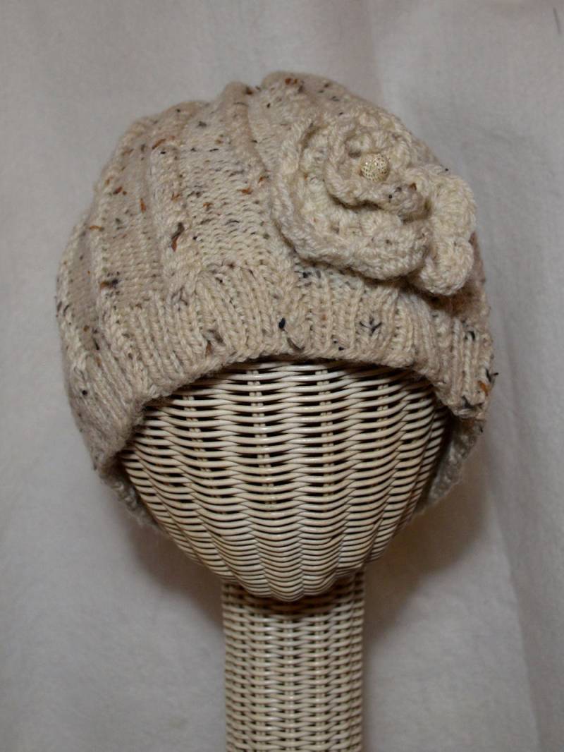 Beige Wollhut von MamaMadronaKnits