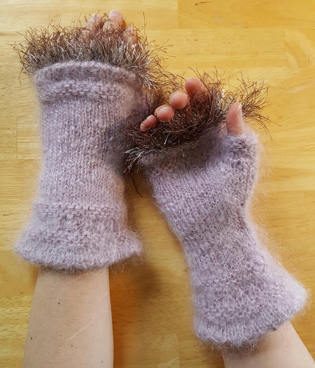 Lavendel Fingerlose Handschuhe, Fuzzy Brown Am Finger Lavendel Fingerlose Handschuhe, Fuzzy Brown Am Finger von MamaMadronaKnits
