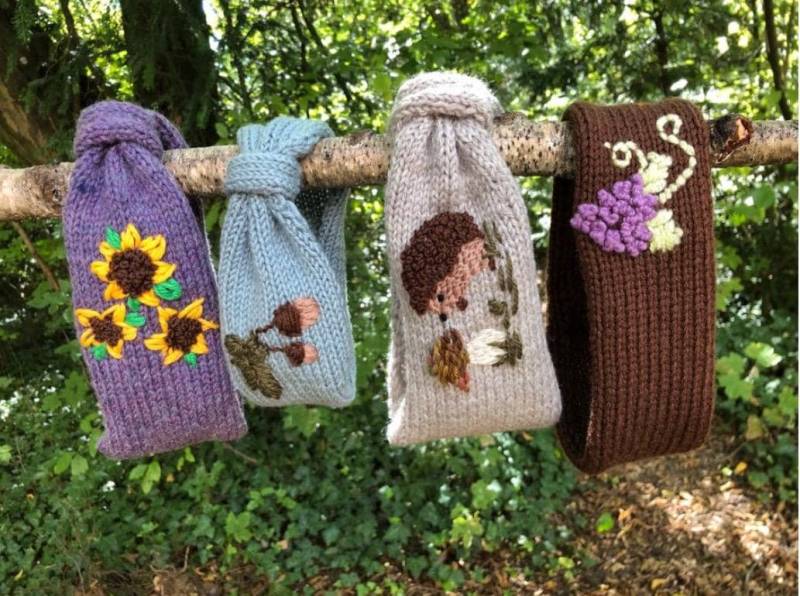 Strick-Stirnband Mit Knoten Für Kinder Und Babys Stickerei Sonnenblume Ohrenwärmer Handgestrickt Aus 100% Merinowolle Handbestickt von MamaSchaetze