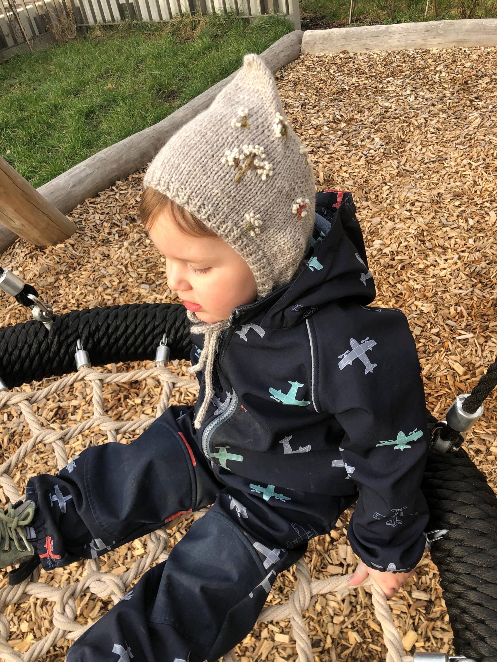 Strickmütze Mit Stickerei Blüten Herbstmütze Pixiemütze Babymütze Zum Binden Leichte Wollmütze 100%merinowolle Handgestrickt Und Bestickt von MamaSchaetze