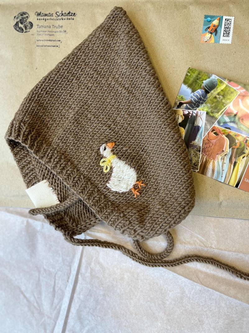 Strickmütze Mit Stickerei Herbstmütze Pixiemütze Mit Aufgestickter Gans -Goose Babymütze Gestrickt 100%merinowolle Babyhaube Zum Binden von MamaSchaetze