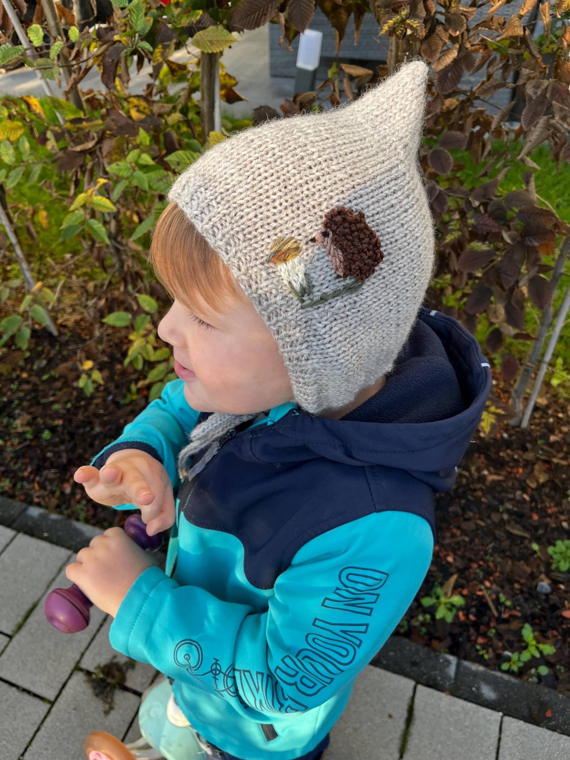 strickmütze Herbstmütze Pixiemütze Mit Aufgesticktem Igel Babymütze Gestrickt 100%merinowolle Babyhaube Zum Binden Leichte Wollmütze strickmütze Herbstmütze Pixiemütze Mit Aufgesticktem Igel Babymütze Gestrickt 100%merinowolle Babyhaube Zum Binden Leichte Wollmütze von MamaSchaetze