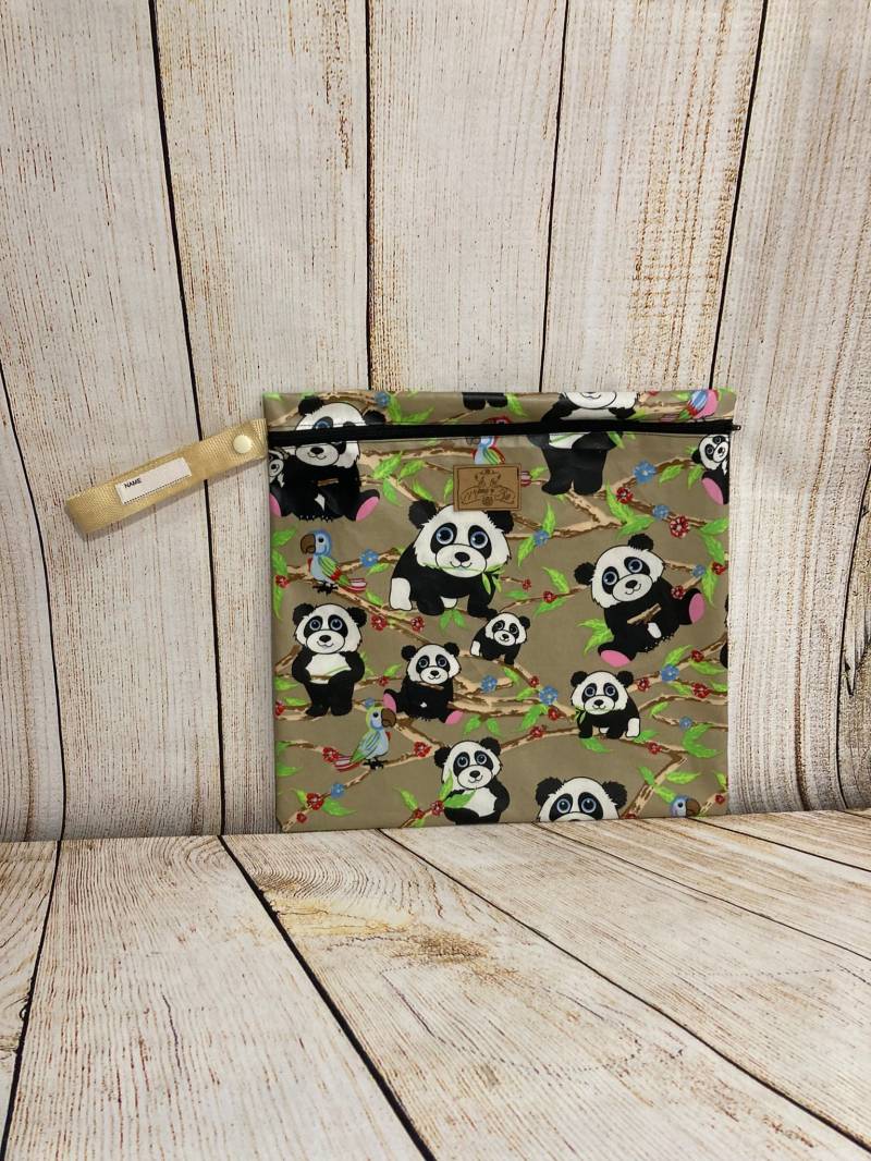 xl Wetbag Panda Handgemacht Personalisierbar Windeltasche Nasstasche Wechseltasche Hygienebeutel Schwimmbadtasche Strandtasche Kulturbeutel xl Wetbag Panda Handgemacht Personalisierbar Windeltasche Nasstasche Wechseltasche Hygienebeutel Schwimmbadtasche Strandtasche Kulturbeutel von MamaSuFashion