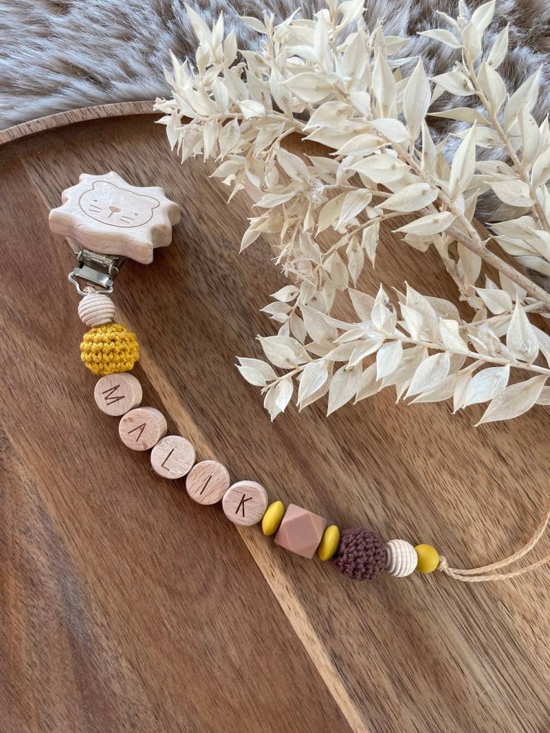 Schnullerkette Personalisiert Löwe Braun/Senfgelb Art-Nr. 040 | Mit Namen Geschenk Zur Geburt Babyparty von MamaTraeume