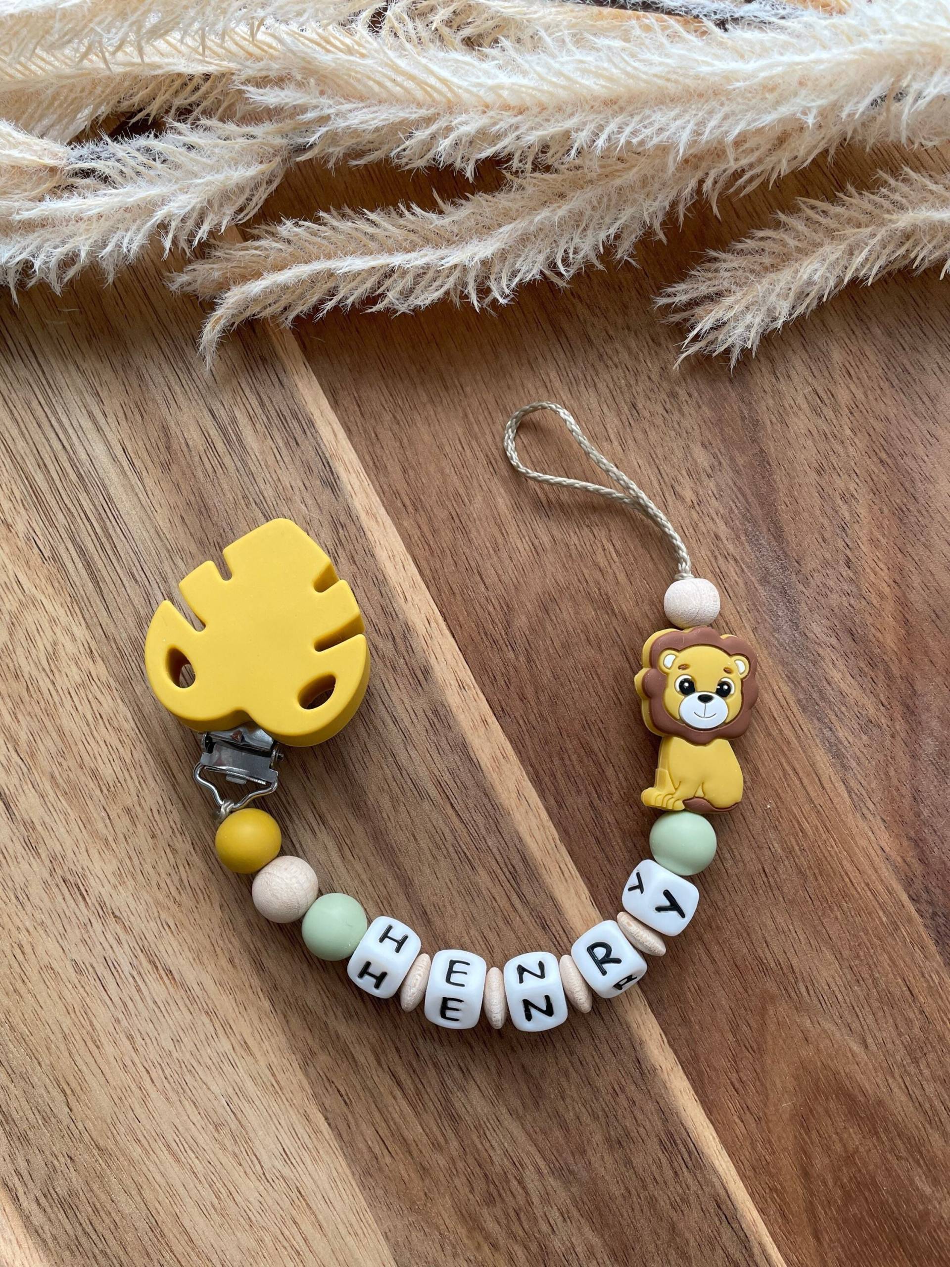 Schnullerkette Personalisiert Blatt/Löwe Silikonbuchstaben Art.-Nr. 026 | Mit Namen Geschenk Geburt Taufe Schnullerkette Personalisiert Blatt/Löwe Silikonbuchstaben Art.-Nr. 026 | Mit Namen Geschenk Geburt Taufe von MamaTraeume