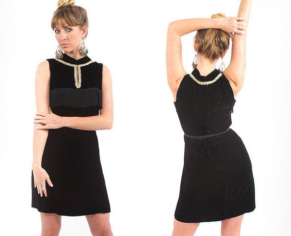 60Er Jahre Audrey Hepburn Style Schwarzes Samt Kleid Mit Goldfutter Und Quasten Vintage lbd 60Er Jahre Audrey Hepburn Style Schwarzes Samt Kleid Mit Goldfutter Und Quasten Vintage lbd von MamaVava