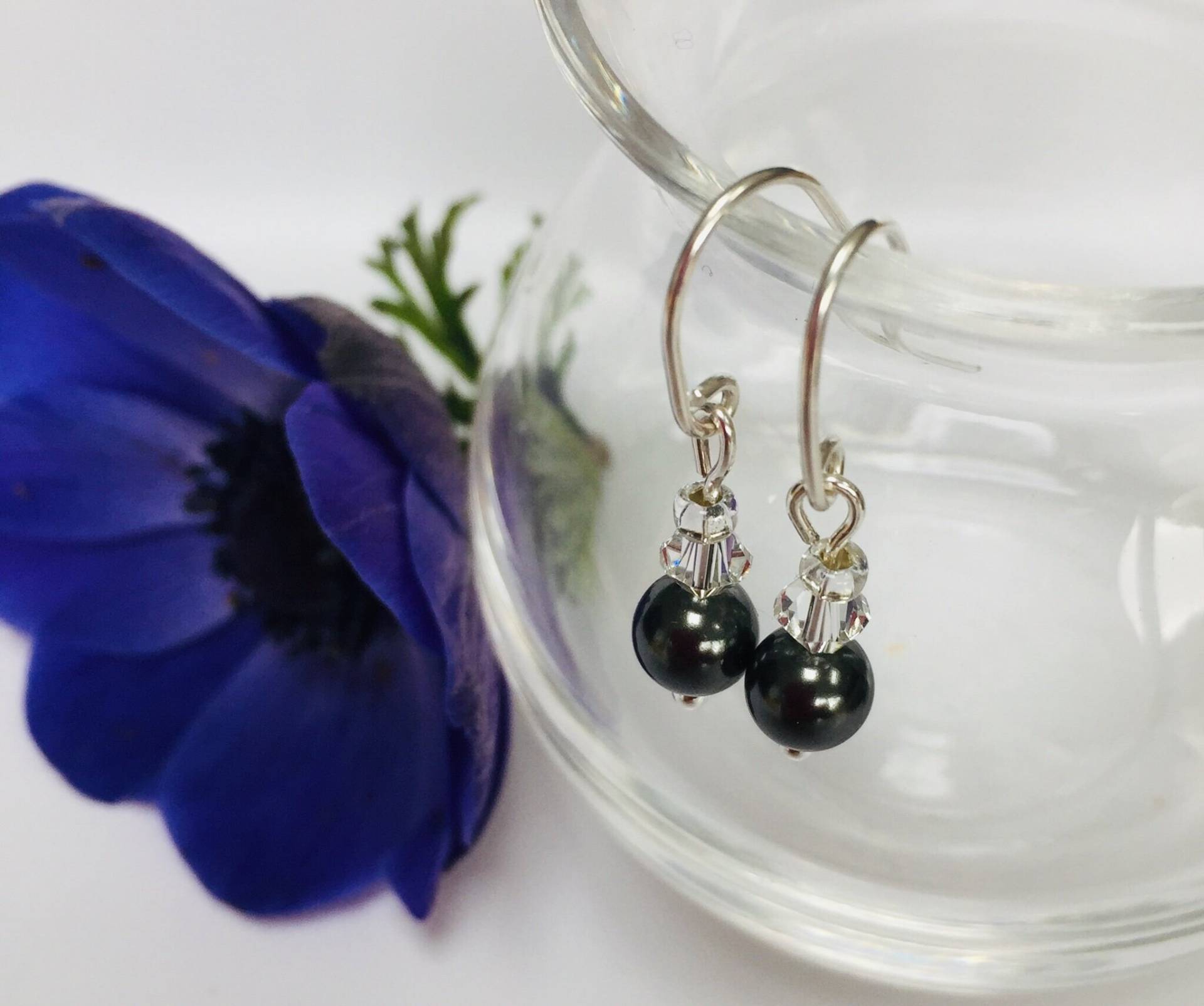 sterling Silber Swarovski Schwarze Perle Und Kristall Ohrringe, Perlen Tropfen Baumelnde Ohrringe von MamabelleJewellery