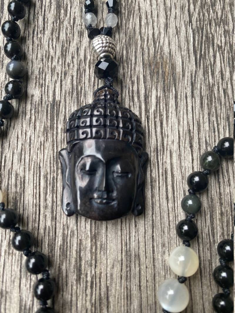 Handgeknotete Mala Kette Obsidian/Mondstein/Rauchquarz Mit Handgeschnitztem Buddhakopf | Horn Des Wasserbüffel Handgeknotete Mala Kette Obsidian/Mondstein/Rauchquarz Mit Handgeschnitztem Buddhakopf | Horn Des Wasserbüffel von MamalaDesign