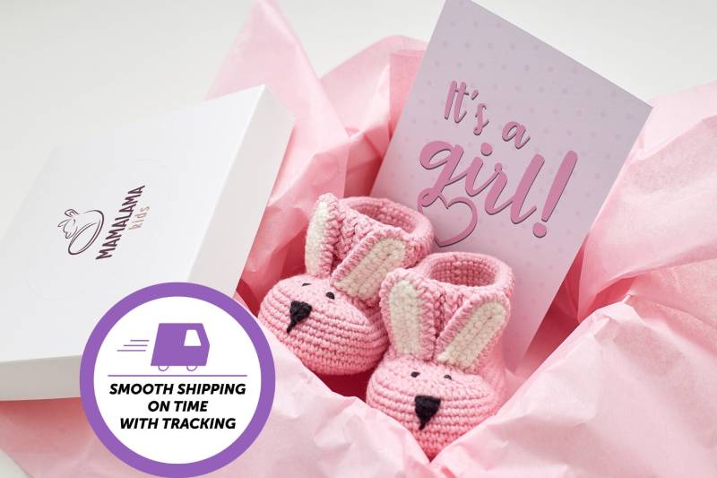 Baby Mädchen Reveal Party Box Niedlich Unikat Bio-Baumwolle Schwangerschaft Geschenk Set Neue Mama Körbchen Idee Rosa Hasen Booties Neugeborenen von MamalamaKids