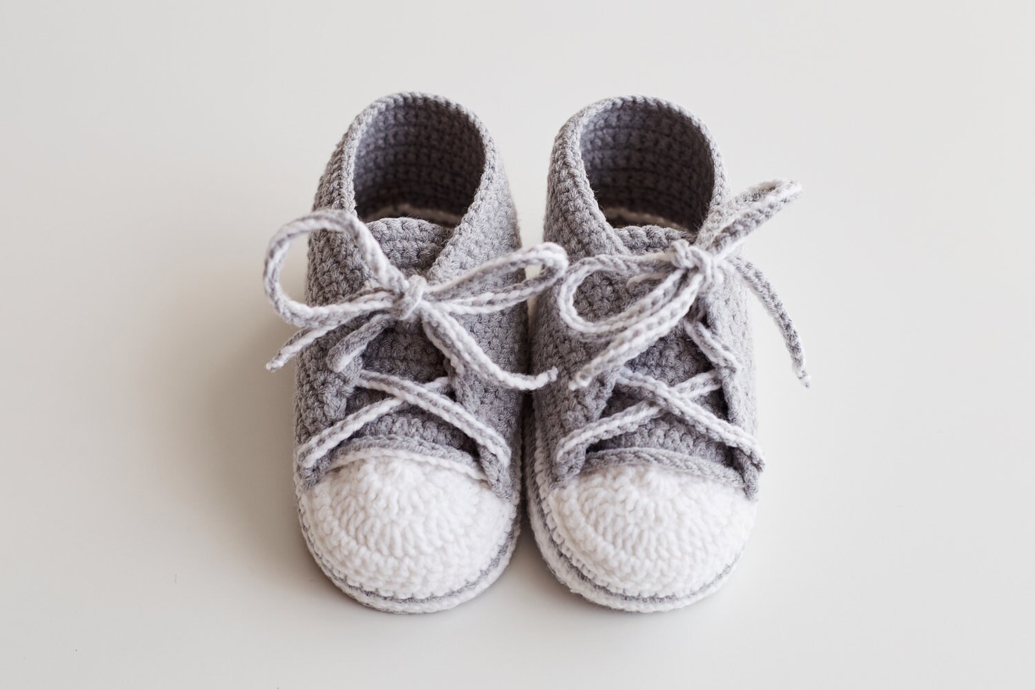 Graue Baby Moccs Turnschuhe Für Jungen Mädchen Häkeln Babysandalen Neugeborene Hand Stricken Mokassins Baby-Dusche-Requisiten Weiche Sohle Babyschuhe von MamalamaKids