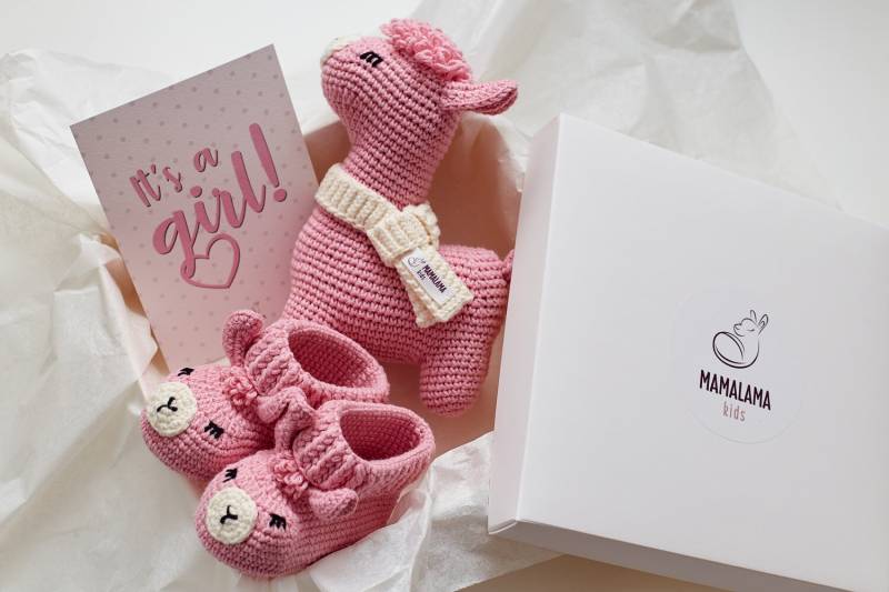 Neue Mama Geschenk-Set Pink Es Ist Ein Mädchen Lama Häkeln Alpaka Spielzeug Süßes Tier Booties Box Beste Schwangerschaft Korb Geschenkidee Für von MamalamaKids