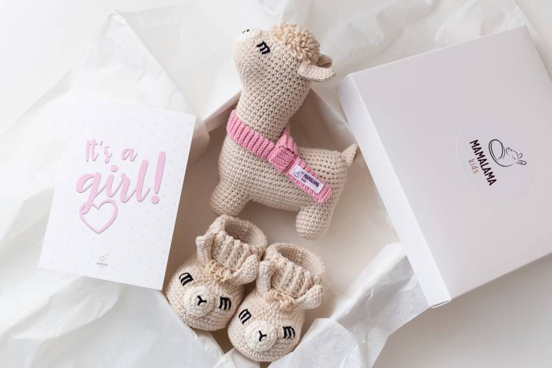 Schwangerschaft Geschenkbox Neue Mama Geschenk Set Expecting Baby Mädchen Shower Idee Kommendes Neugeborenen Freund Glückwunsch Gehäkelt Lama von MamalamaKids