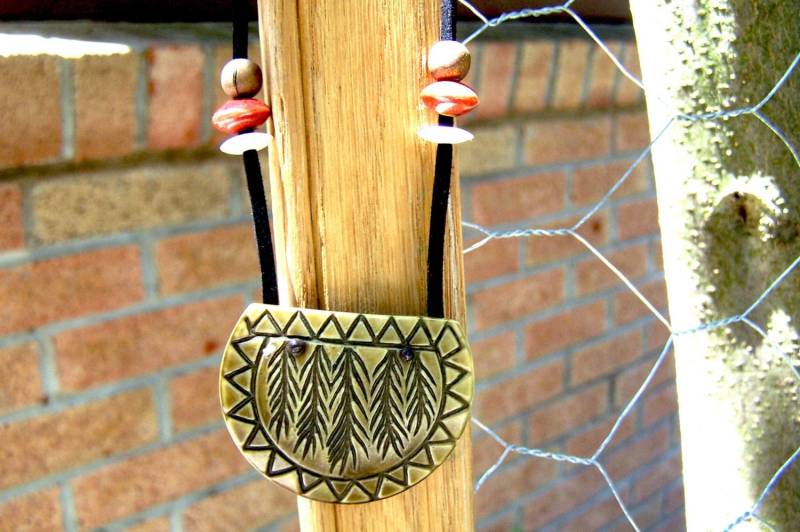 Halskette, Antike Umfunktionierten Celluoid Schnalle Erdigen Anhänger von MamasCourtyard