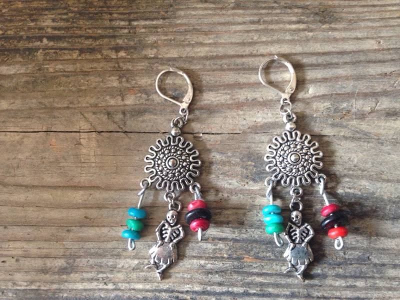 Skelett Baumeln Rot Und Blau Skelett Baumeln Rot Und Blau von MamasNomadicRoots