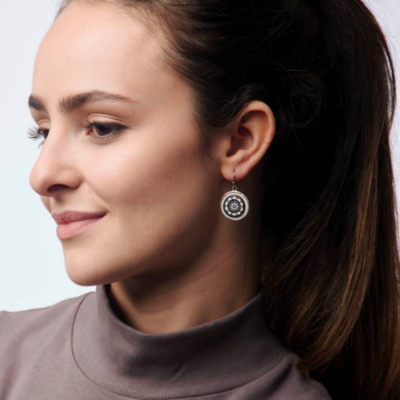 Handbemalte Nachhaltige Ohrringe Upcycled Mandala Recycling Einzigartige Tochter Geschenk Mutter Blume Einzigartiges Für Sie von MambuDesignStores