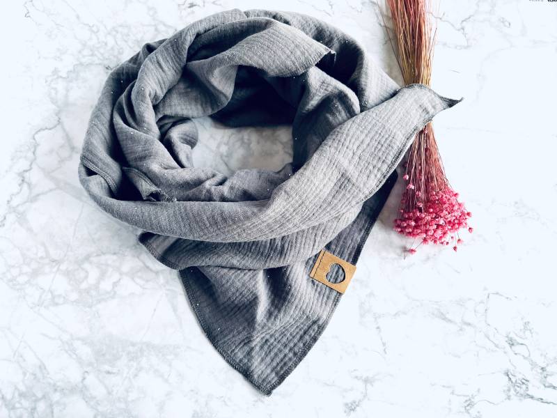 Musselin Halstuch Für Damen, Dreieckstuch in Anthrazit Mit Glitzer Silber von MamiLiebebyJWARRATZ