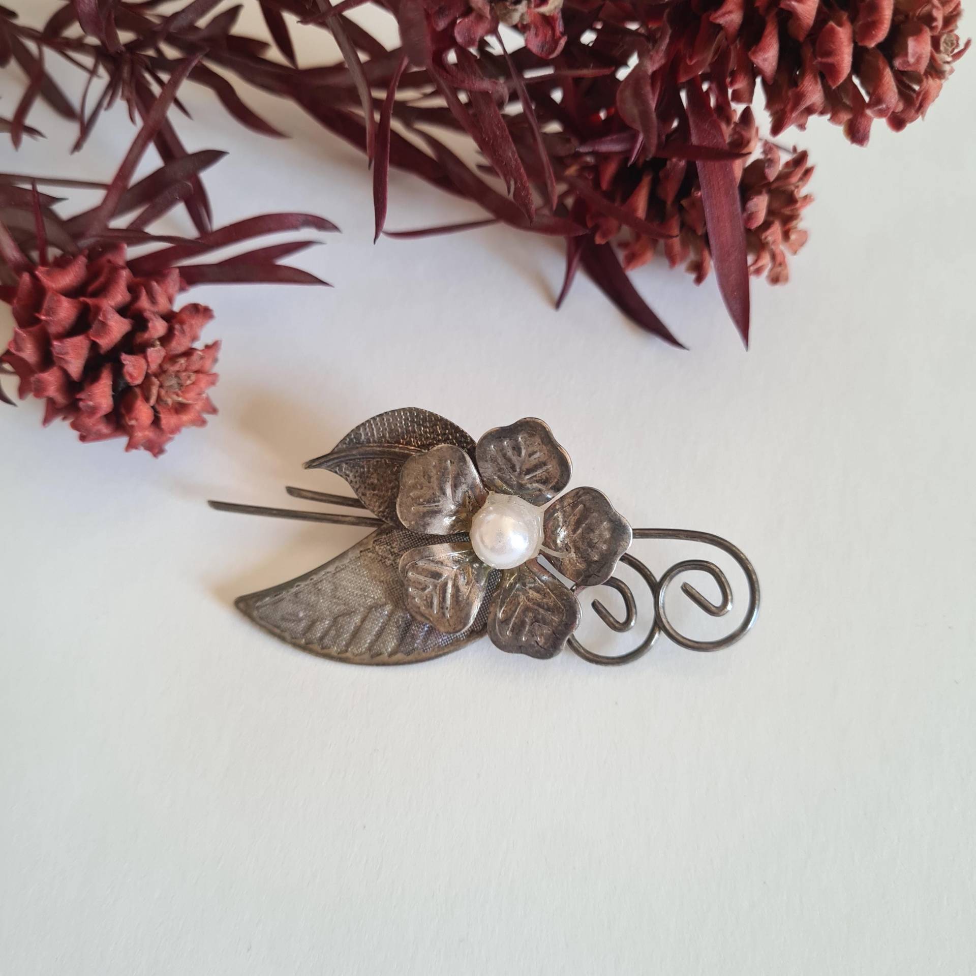 Vintage Blumenblatt Brosche/Weiße Perle/Silbergraues Metall/Alter Retroschmuck/Eleganter Jugendstil/Modeaccessoire Geschenk von MamieBrocante