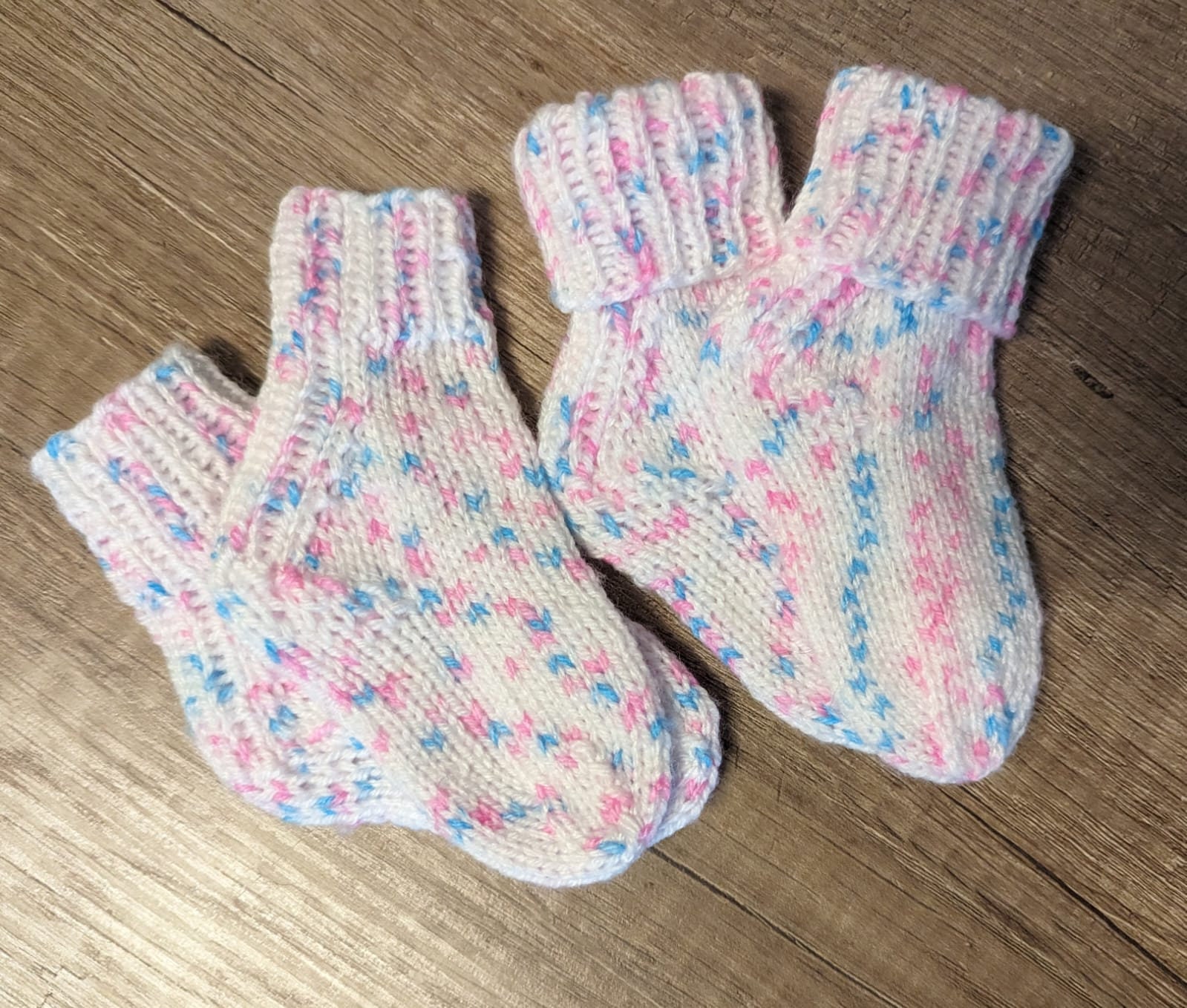 Babysocken, Babystiefelchen, Gestrickte Erstlingssocken Babysocken, Babystiefelchen, Gestrickte Erstlingssocken von MamikoHandarbeiten