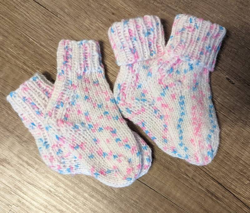 Babysocken, Babystiefelchen, Gestrickte Erstlingssocken Babysocken, Babystiefelchen, Gestrickte Erstlingssocken von MamikoHandarbeiten