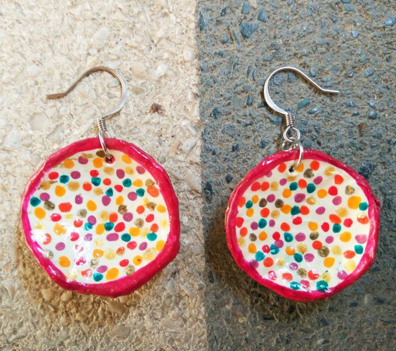 Von Hand Bemalt, Polka Dots, Bunte Ohrringe Art Jewelry, Recycling-Papier Ohrringe, Pappmaché, Unikat von MamintiPaperCrafts