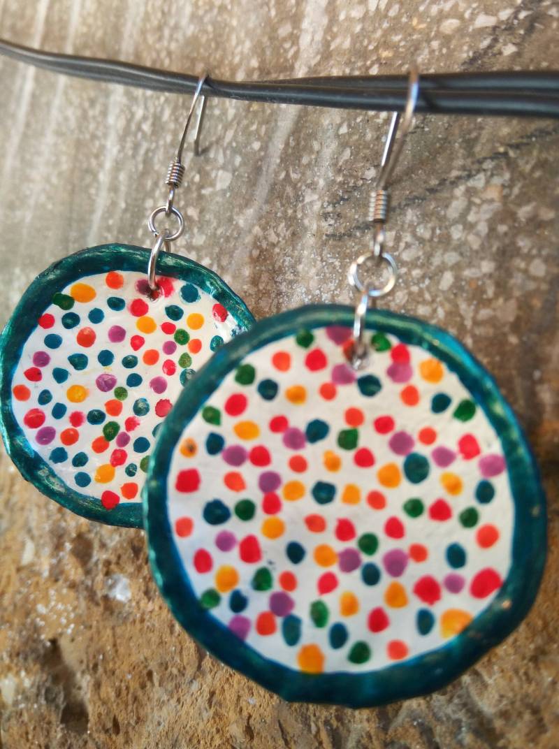 Von Hand Bemalt, Polka Dots, Bunte Ohrringe Art Jewelry, Recycling-Papier Ohrringe, Pappmaché, Unikat von MamintiPaperCrafts