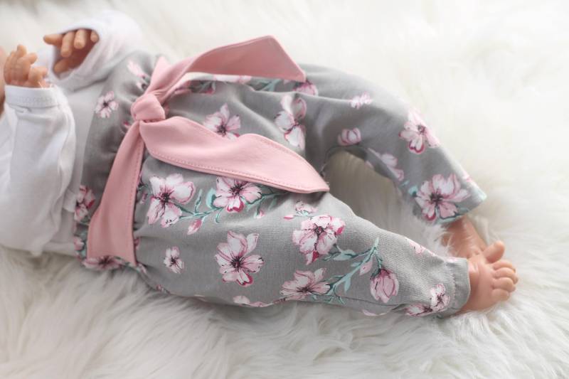 Sofort Versandbereit // Gr. 50/56, 74/Paperbag Hose Baby Handmade Grau/Rosa Blumenmotiv/ Babyhose Geschenk Geburt Sofort Versandbereit // Gr. 50/56, 74/Paperbag Hose Baby Handmade Grau/Rosa Blumenmotiv/ Babyhose Geschenk Geburt von Mamitoppi