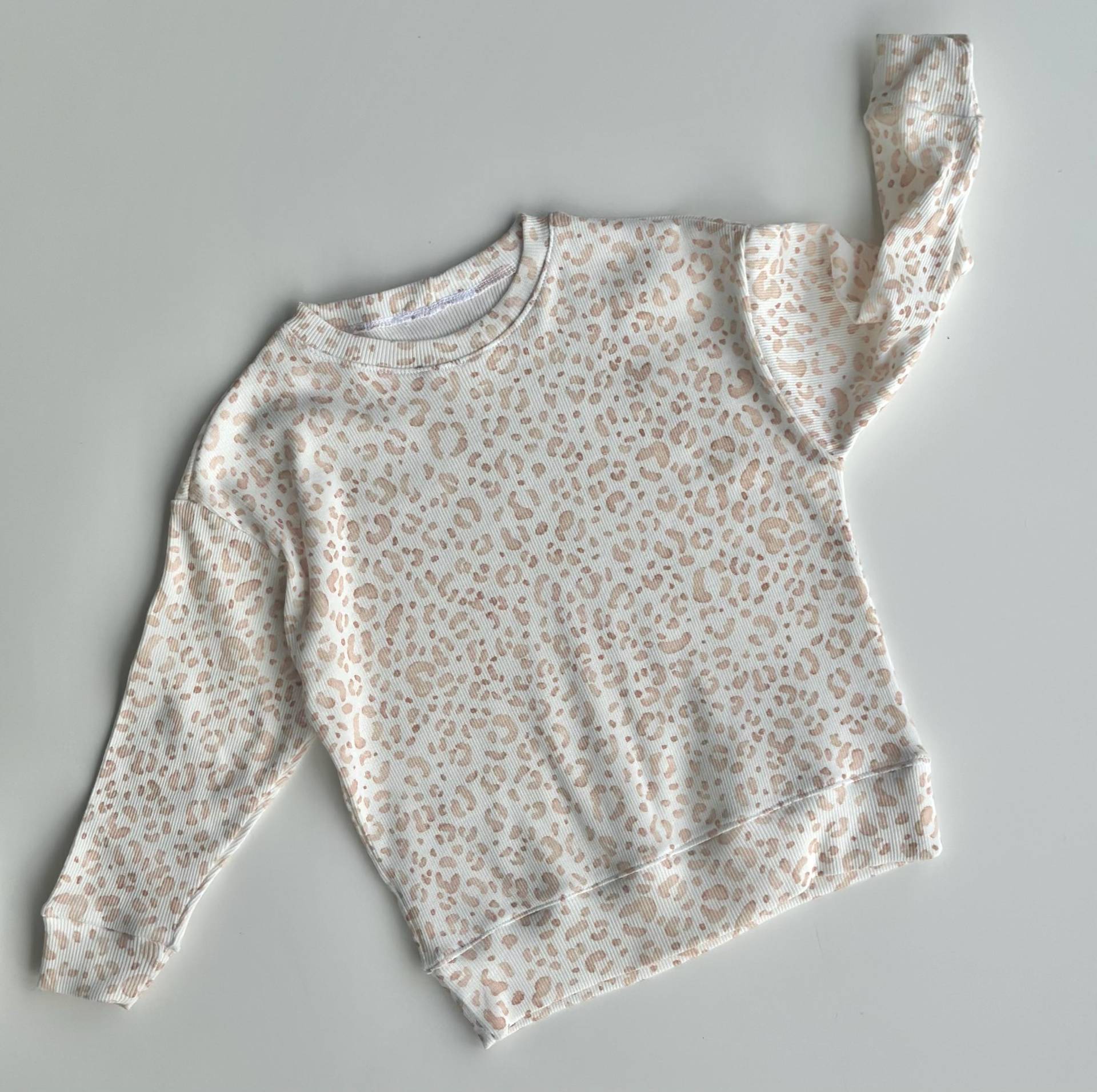 Lässiger Ripp Sweater Mit Leomuster Für Kinder, Kinderpullover, 80-128 von MamiundTami