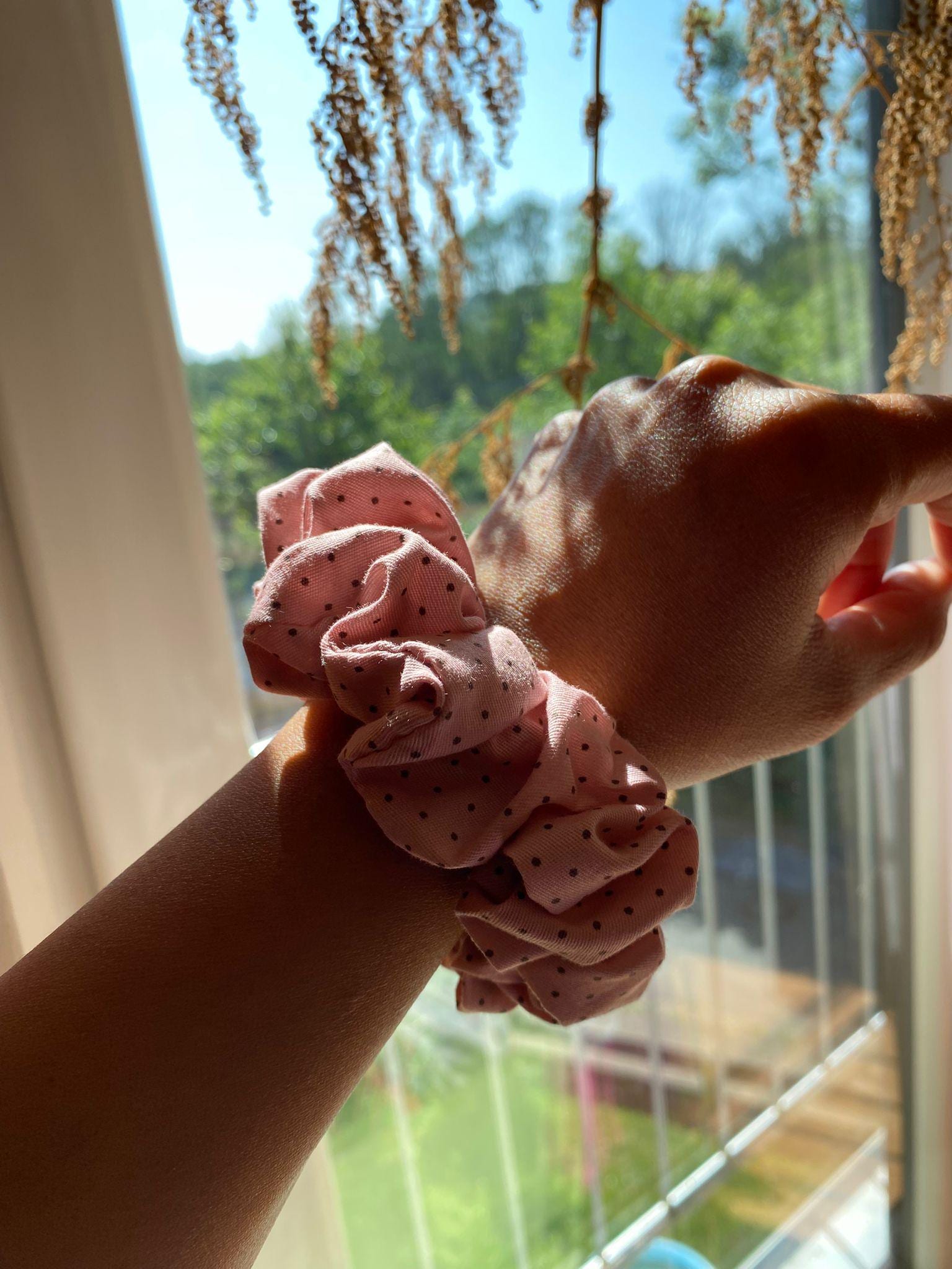 Handmade Scrunchie Large H Handmade Scrunchie Large H von Mamucollections