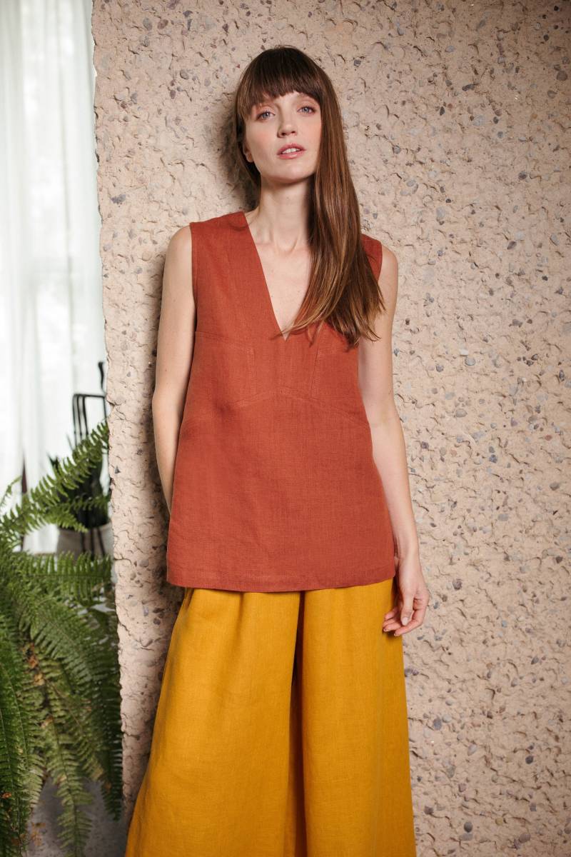 Ärmelloses Leinentop Mit Tiefem V-Ausschnitt von ManInTheStudio