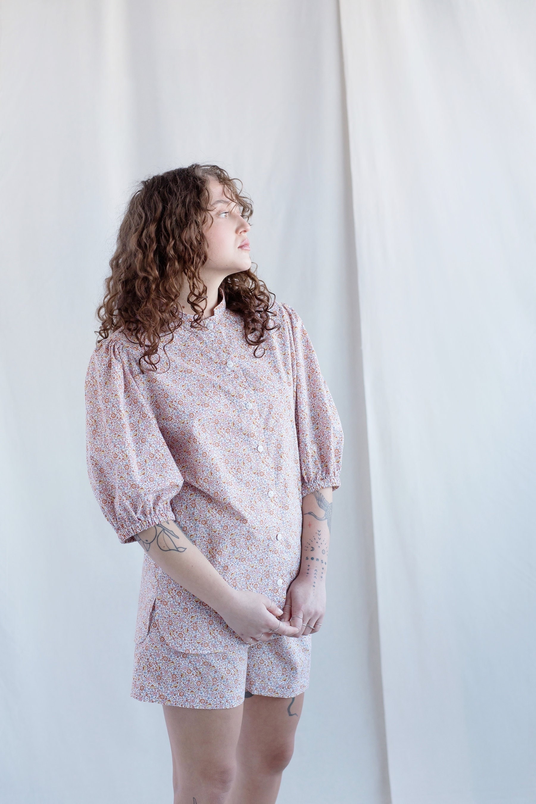 Blumen-Print-Anzug, Floral-Bio-Baumwolle 2-Teiliges Loungewear-Set, Puffärmel-Bluse Und Gummibund-Shorts-Set, Geschenk Für Sie von ManInTheStudio