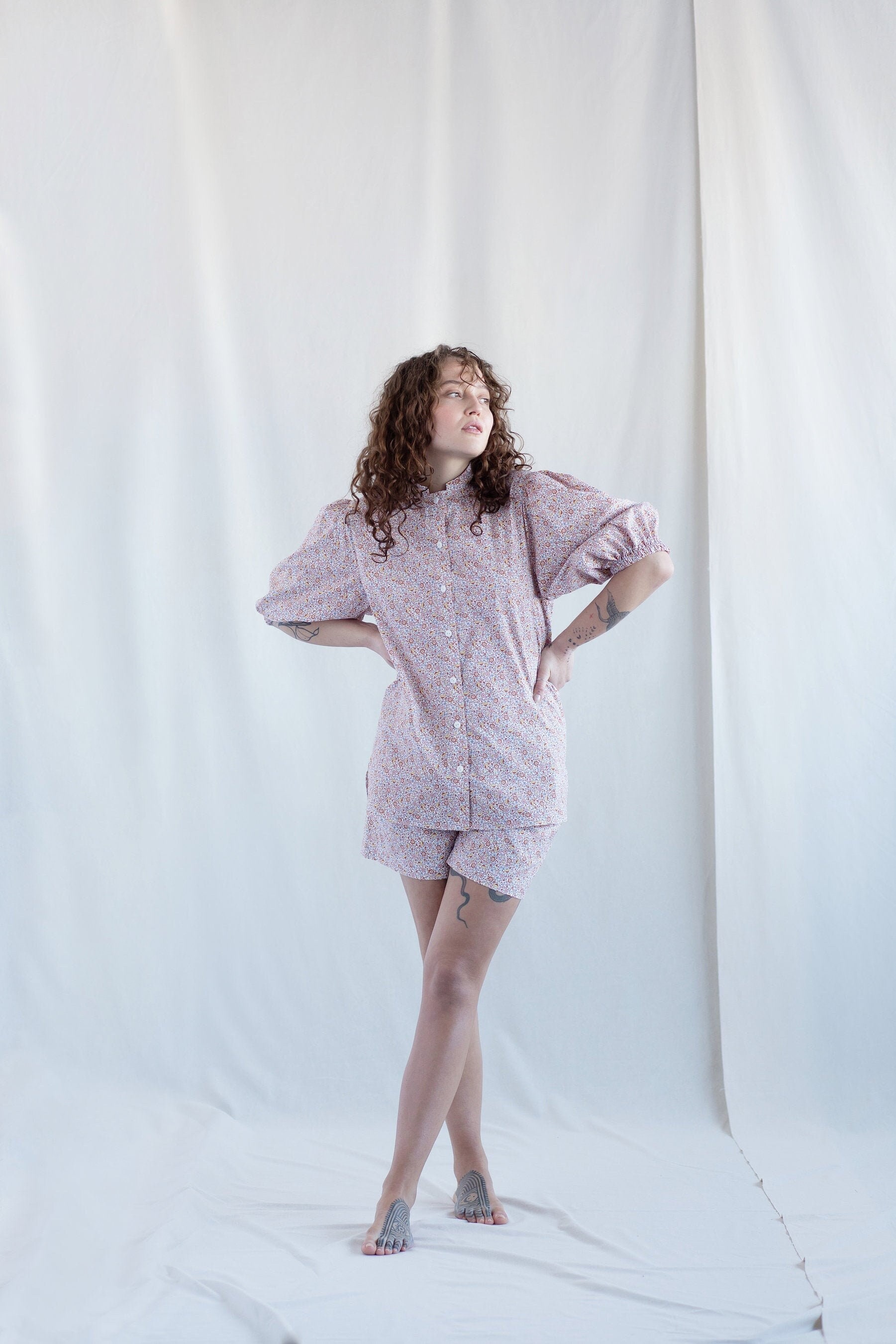 Damen Shorts, 2-Teiliges Set, Bio-Baumwolle Puffärmel Bluse, Entspanntes Blumen Print Set Von The Maninthestudio von ManInTheStudio