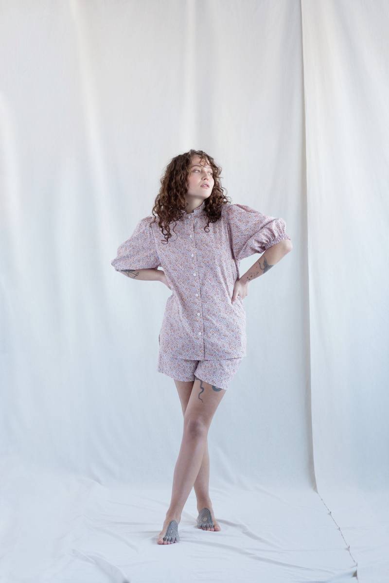 Damen Shorts, 2-Teiliges Set, Bio-Baumwolle Puffärmel Bluse, Entspanntes Blumen Print Set Von The Maninthestudio von ManInTheStudio