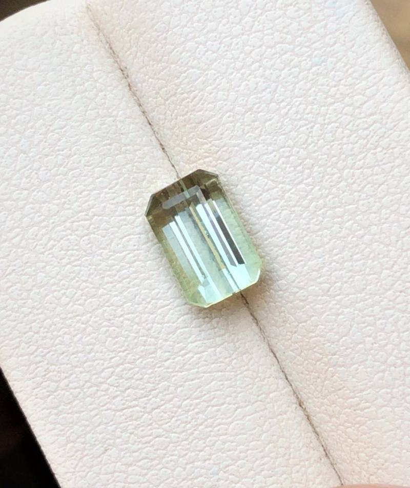 1, 55 Cts Natürliche Zitrone Gras Farbe Transparent Turmalin Edelstein - Afrika 1, 55 Cts Natürliche Zitrone Gras Farbe Transparent Turmalin Edelstein - Afrika von ManalGems