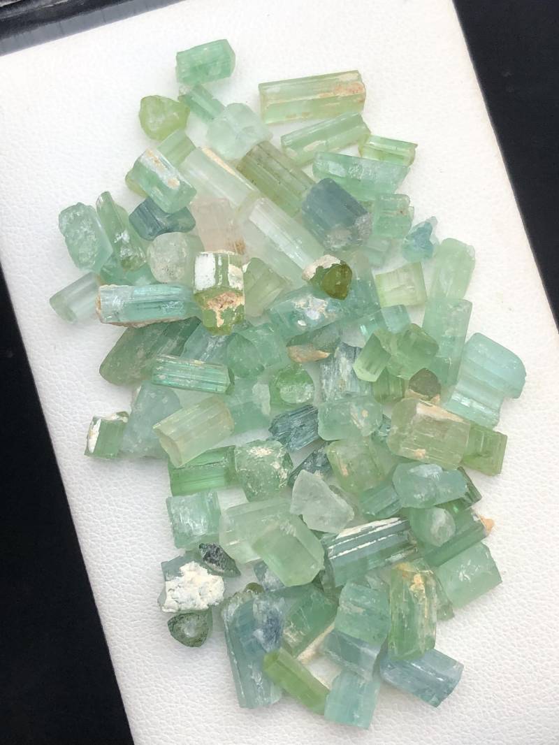 100 Karat Natürliche Hellgrüne Transparente Turmalinkristalle @ Afghanistan 100 Karat Natürliche Hellgrüne Transparente Turmalinkristalle @ Afghanistan von ManalGems