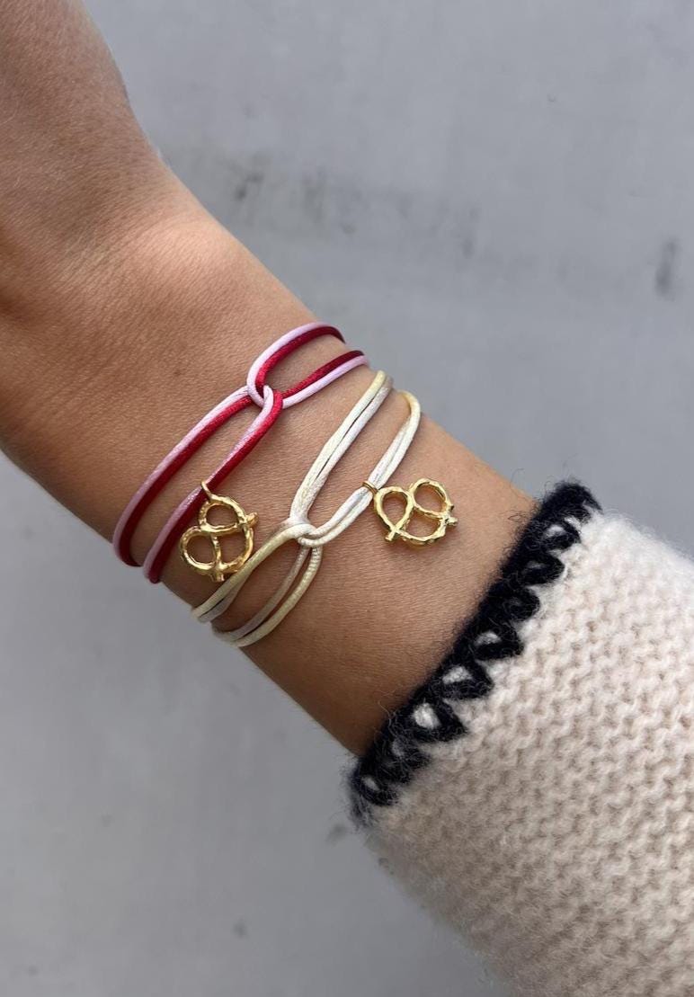 Armband "Breze"/Gold Perle Anhänger Charm Bunt Oktoberfest Glücksbringer Brezel von ManaoStudioShop