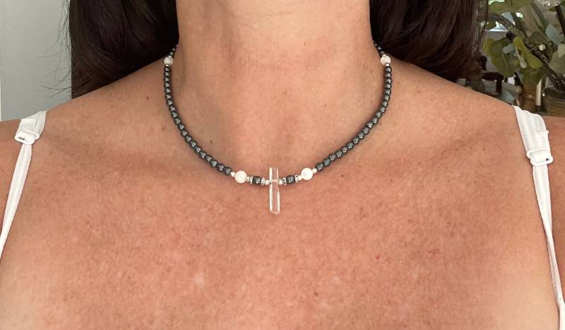 Zierliche Bergkristall Kette Mit Hämatit Und Perlmuttperlen. Länge Verstellbar von ManateeHouseDesigns