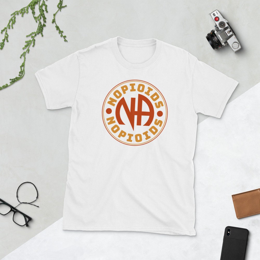 Nopoiates, Nopioide, Sauber Und Nüchtern, Erholung Von Opiat-Sucht, Na, Betäubungsmittel Anonyme Nüchternheit Sprüche Kurzarm Unisex T-Shirt von ManbirdDesign