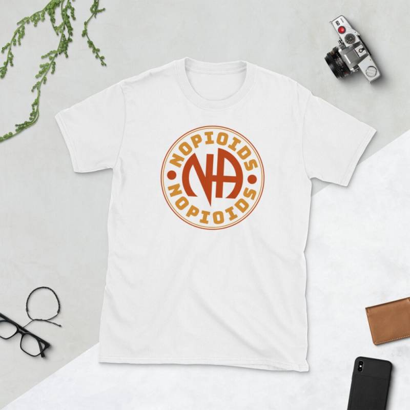 Nopoiates, Nopioide, Sauber Und Nüchtern, Erholung Von Opiat-Sucht, Na, Betäubungsmittel Anonyme Nüchternheit Sprüche Kurzarm Unisex T-Shirt von ManbirdDesign