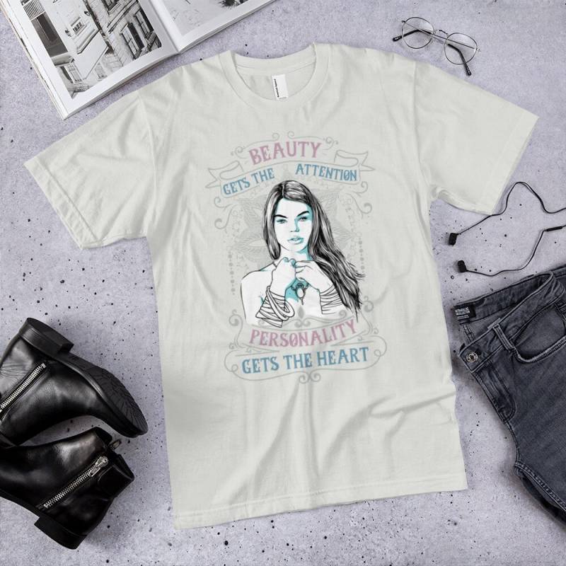 Schönheit Bekommt Die Aufmerksamkeit, Persönlichkeit Das Herz Weisheit Zitate Für Wise Damen Kurzarm-T-Shirt von ManbirdDesign