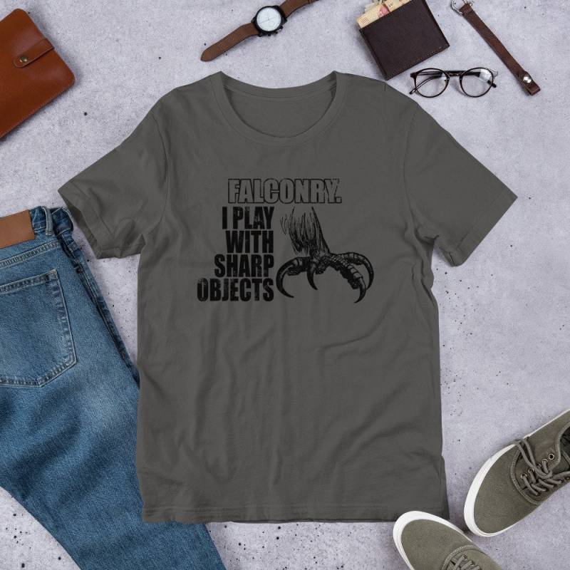 straßenhändler Falkenjagd "Ich Spiele Mit Scharfen Gegenständen" Falkner Und Kurzarm-Räuspern Unisex T-Shirt von ManbirdDesign