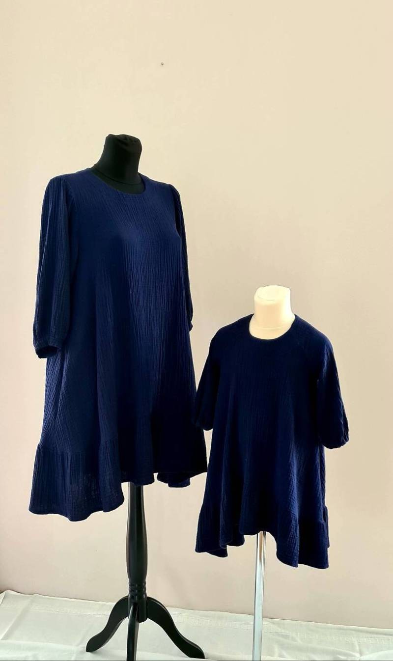 Doppel Gaze Kleid, Mutter-Tochter Passendes Kleid, Ballonärmel, Baumwollkleid, Frauen Blau Navi Kleid von MandDFashion
