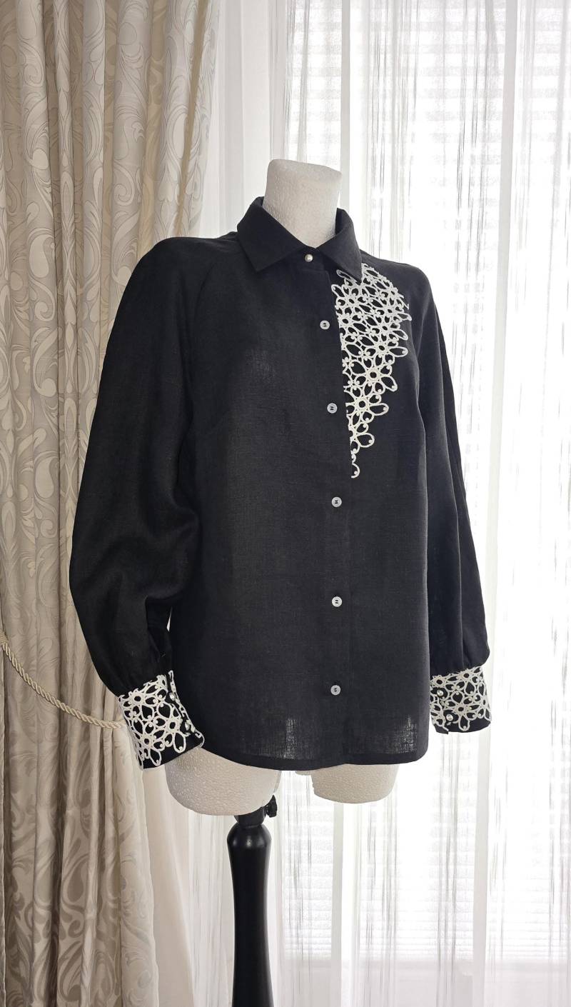 Leinen Schwarze Bluse Frau/Mit Weißer Spitze Schwarzer Reglan Ärmel Puffärmel Ballon Boho Hemd von MandDFashion