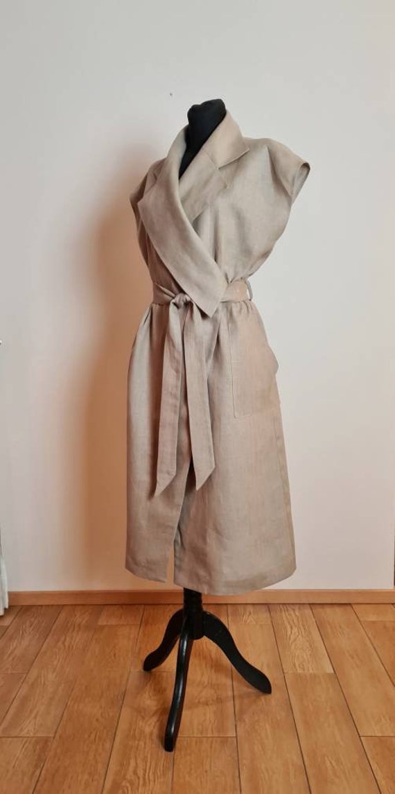 Leinenkleid Lässig, Camel Sommerkleid, Elegantes Ausgefallenes Design, Wickelkleid Mit Taschen, Lässiges Leinen/Midi Ärmelloses Kleid von MandDFashion